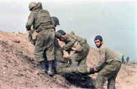 امدادگران در حال انتقال مجروح