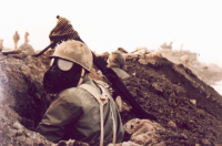 رزمنده با لباس ضد شیمیایی